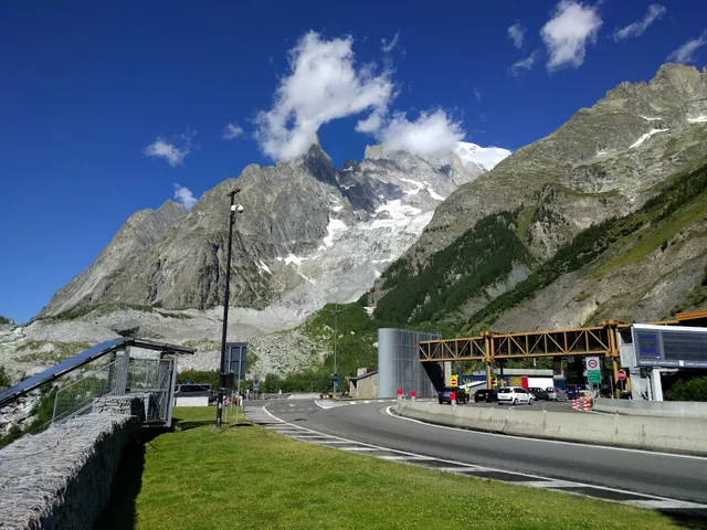 Geie Tunnel Del Monte Bianco