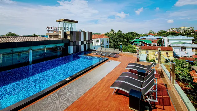 Clover Suites Royal Lake Hotel & Serviced Apartments