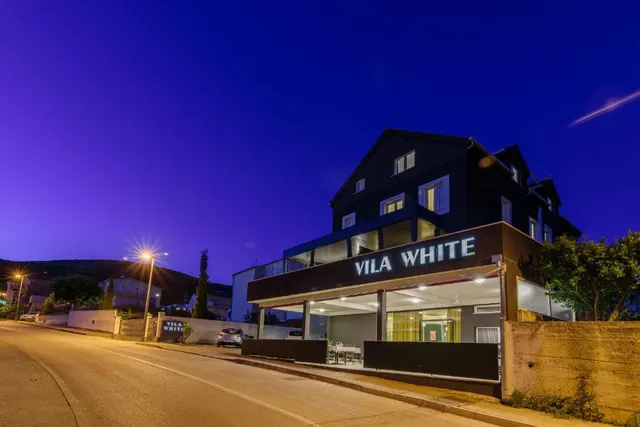Villa White Rooms & Restaurant