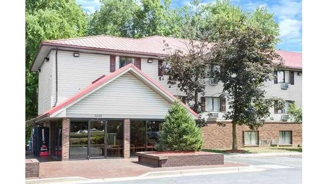 Super 8 by Wyndham Waldorf