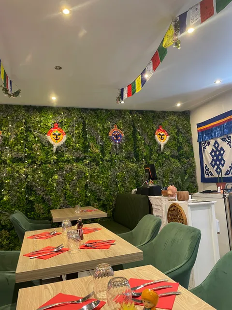 Restaurant Tibétain Fait Maison Chez MOMOS ༼བཅུད་ལྡན་མོག་མོག་ཟ་ཁང་།༽ Ménilmontant