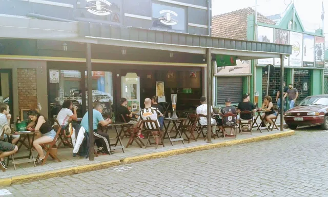 Manhattan Bar & Billiards