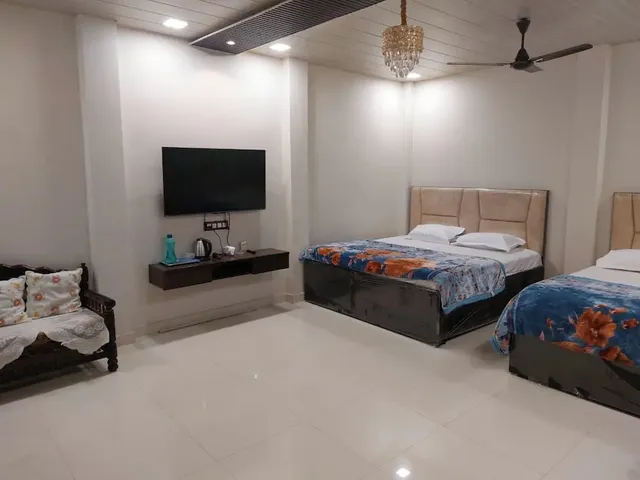 Goroomgo Kashi Paradise Varanasi