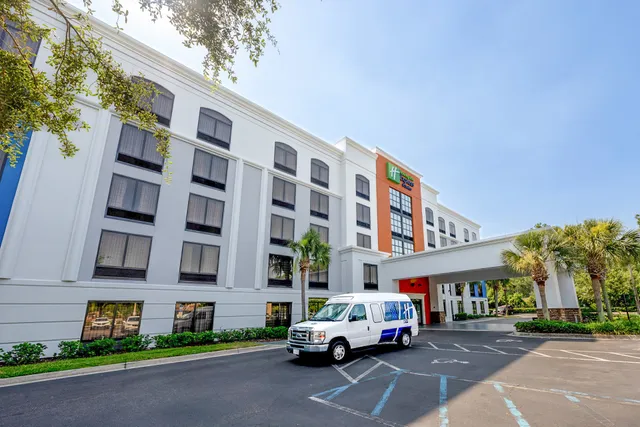 Holiday Inn Express & Suites Jacksonville SE- Med Ctr Area by IHG