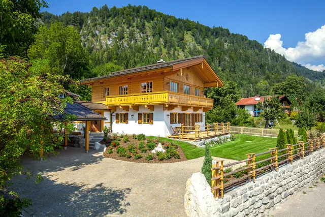 "Chalet unter Weissblauem Himmel"