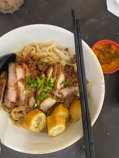Traditional Fried Pork Kuey Teow (Sandakan wet market) 亚燕 古早味炸肉大粉