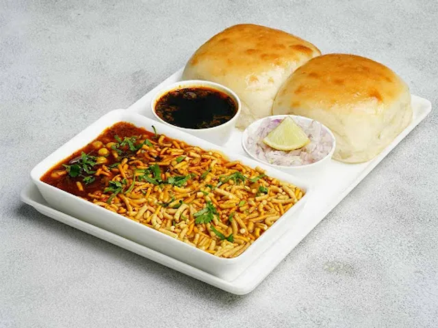 MMV Mumbaiya Misal & Vadapav Anand 2