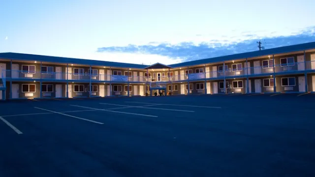 Shoreside Inn & Suites