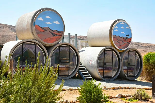 חוות נאות- בקתות אירוח, ביסטרו הקרון, חנות גבינות