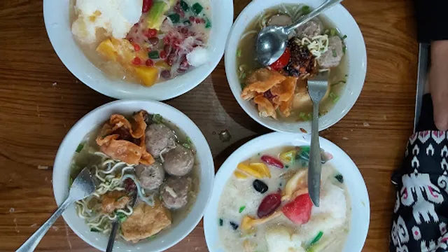 Es Teler Pacarkeling dan Bakso Pak No