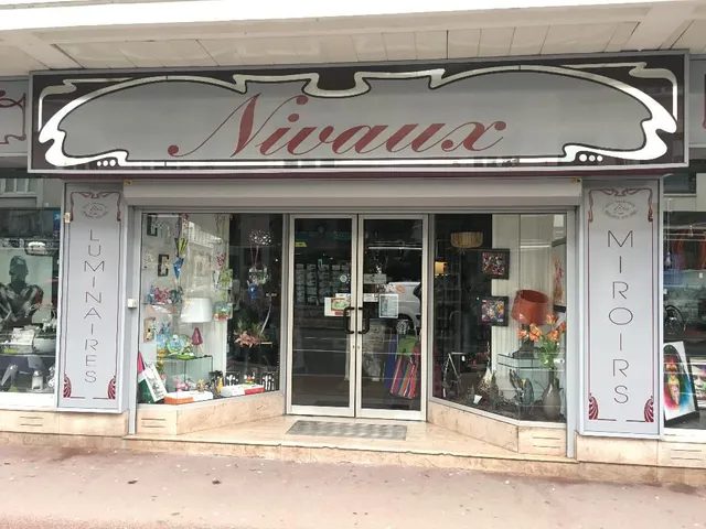 NIVAUX AU LION DE FAIENCE