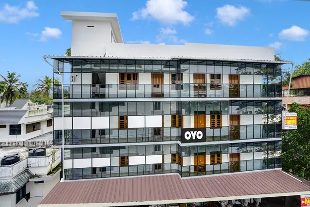 OYO Flagship Moonlit Residency