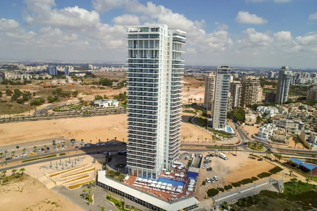 Island Luxurious Suites Hotel