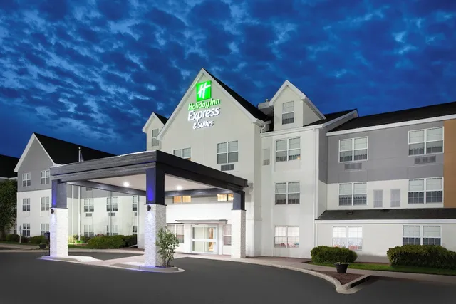 Holiday Inn Express & Suites Port Washington, an IHG Hotel