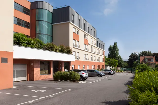 The airship (eg DG Campus) - St Cyr (by Popinns)