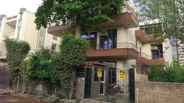 OYO Royal Inn Near Bestech Central Square Mall