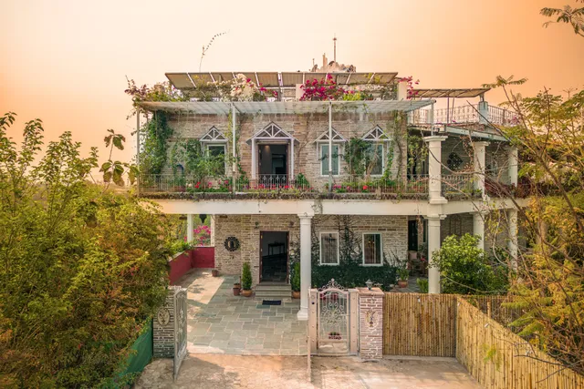 Moonstone, Bhopal, amã stay and trails