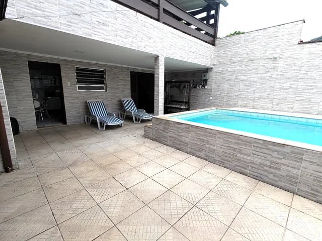 Grande casa com piscina em Itanhaém