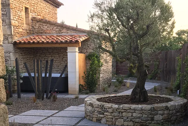 Mas de la Chapellane : 3 Gites avec piscine et spa au coeur de Gordes, vaucluse, Provence alpes côte d'azur
