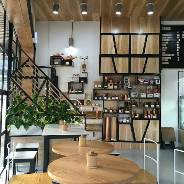 Little Giant Roasters Coffee House Willoughby