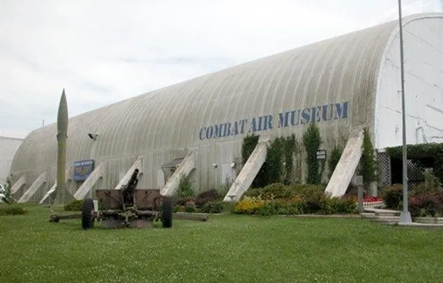 Hotel Topeka At City Center