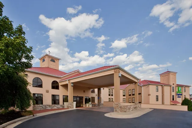 Holiday Inn Express & Suites Waynesboro-Route 340, an IHG Hotel