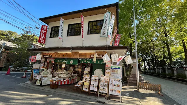 Suzuya Ishikiri-maru in front of Ishikiri Jinja