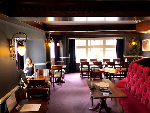 The Adelphi Lounge - Randalls Pubs