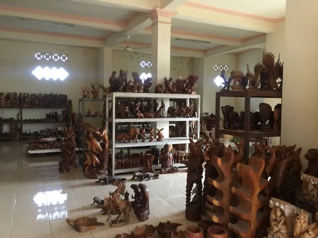 SARI MUPU Wood Carver