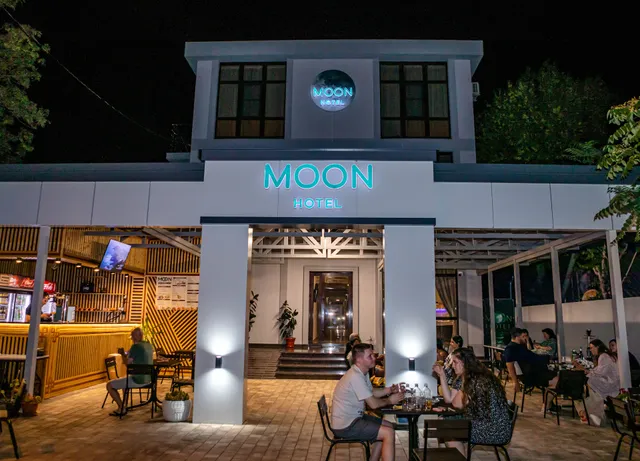 MOON OTEL