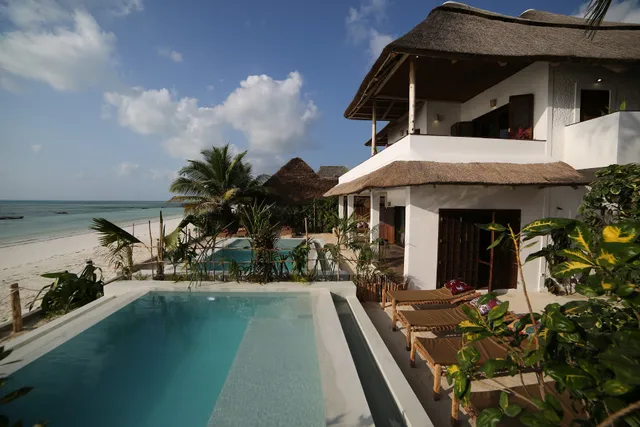 JOYA' BEACH SUITES & VILLA