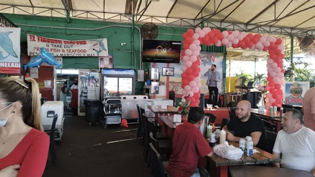 El Tiburon Seafood Restaurant bar and grill