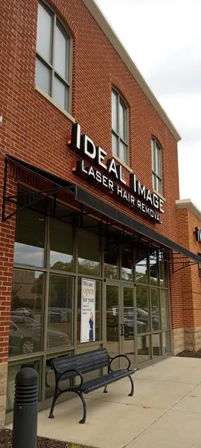 Shoppes At Brookfield Commons