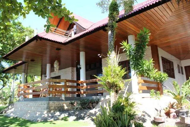 White Beach Oceanfront House