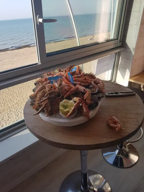 Location pleine vue mer, sur la digue, plage du débarquement Courseulles sur Mer(Normandie) Les Marinas avec Wifi, 6 personnes, 2ème étage. De 350 € à 580 € la semaine suivant saison. Proche Caen, Arromanches, Ouistreham,galernekarine@orange.fr