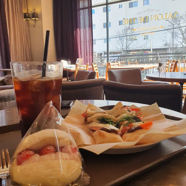 Paris Croissant Ichon