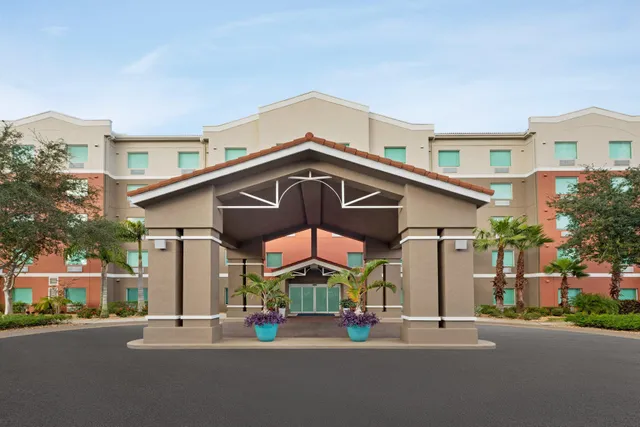 Holiday Inn Express & Suites Pembroke Pines-Sheridan St by IHG