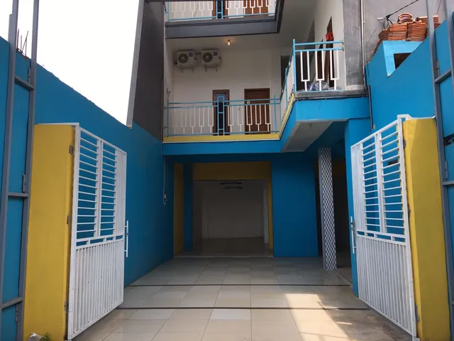 RedDoorz near RS Mitra Keluarga Waru