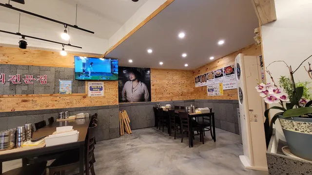 Yang’s Jeju Abalone Kalguksu Main Branch 양씨네 제주전복칼국수 본점