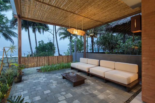 The Beach House, Batu Karas