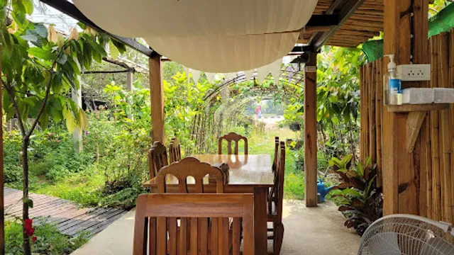 Huean Arharn Baan Cafe (เฮือนอาหารบ้านกาแฟ)