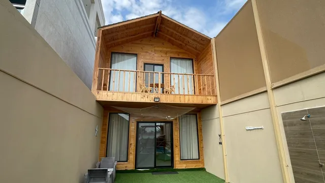 Bride's Pearl, Pearl Huts