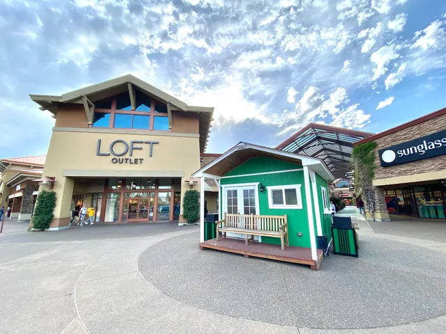 Woodburn Premium Outlets