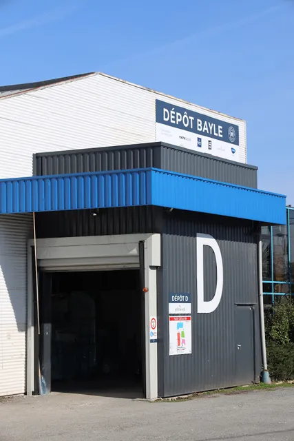 Dépôt Village du meuble / Groupe Bayle