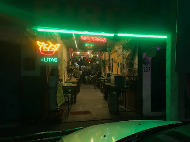 Alitas y hamburguesas