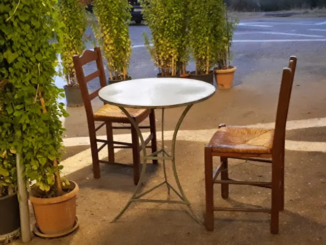 To Koutouki Tou Nikola