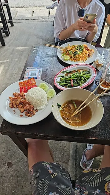 Saam Pii Nong Pad Thai