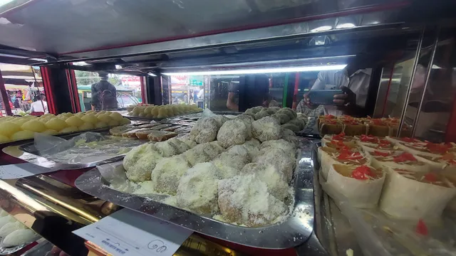 রাজমহল হোটেল এন্ড রেস্টুরেন্ট।