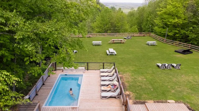 Station Chêne Rouge : Glamping et Mariages en Nature à North Hatley | Mini-Chalets & Tentes Safari