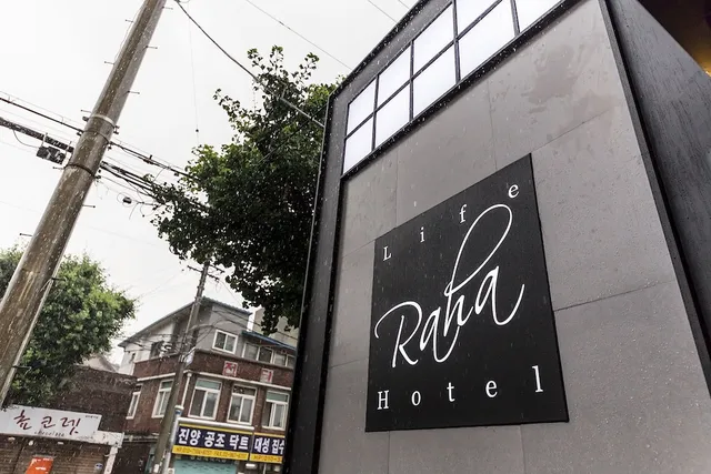 Raha Hotel